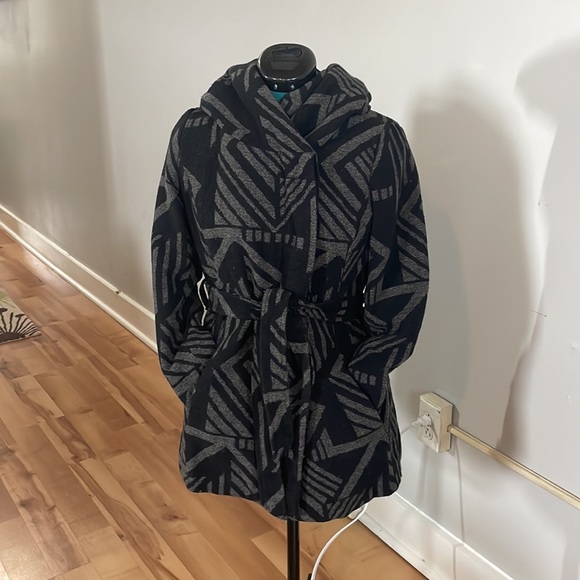 WARM GRAY BLACK GEOMETRIC COAT WITH HOOD perfect for snowy days - Picture 4 of 12